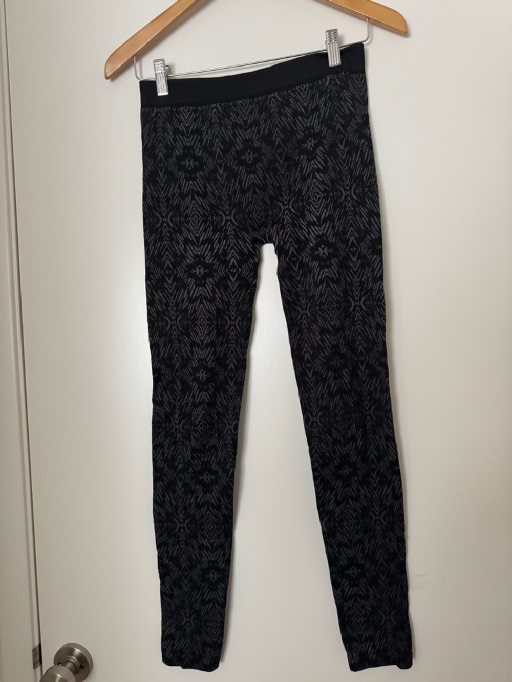 Black & Gray Patterned Knit Leggings